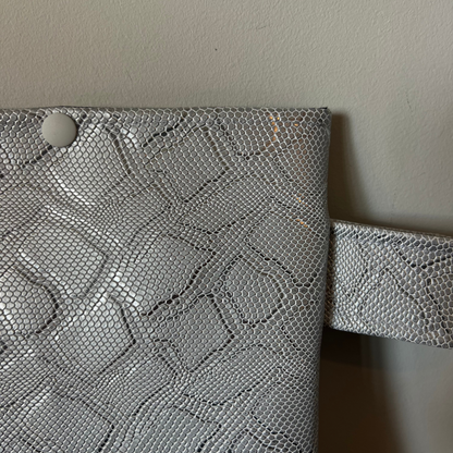 Pochette livre POCHE personnalisée - simili cuir gris brillant serpent