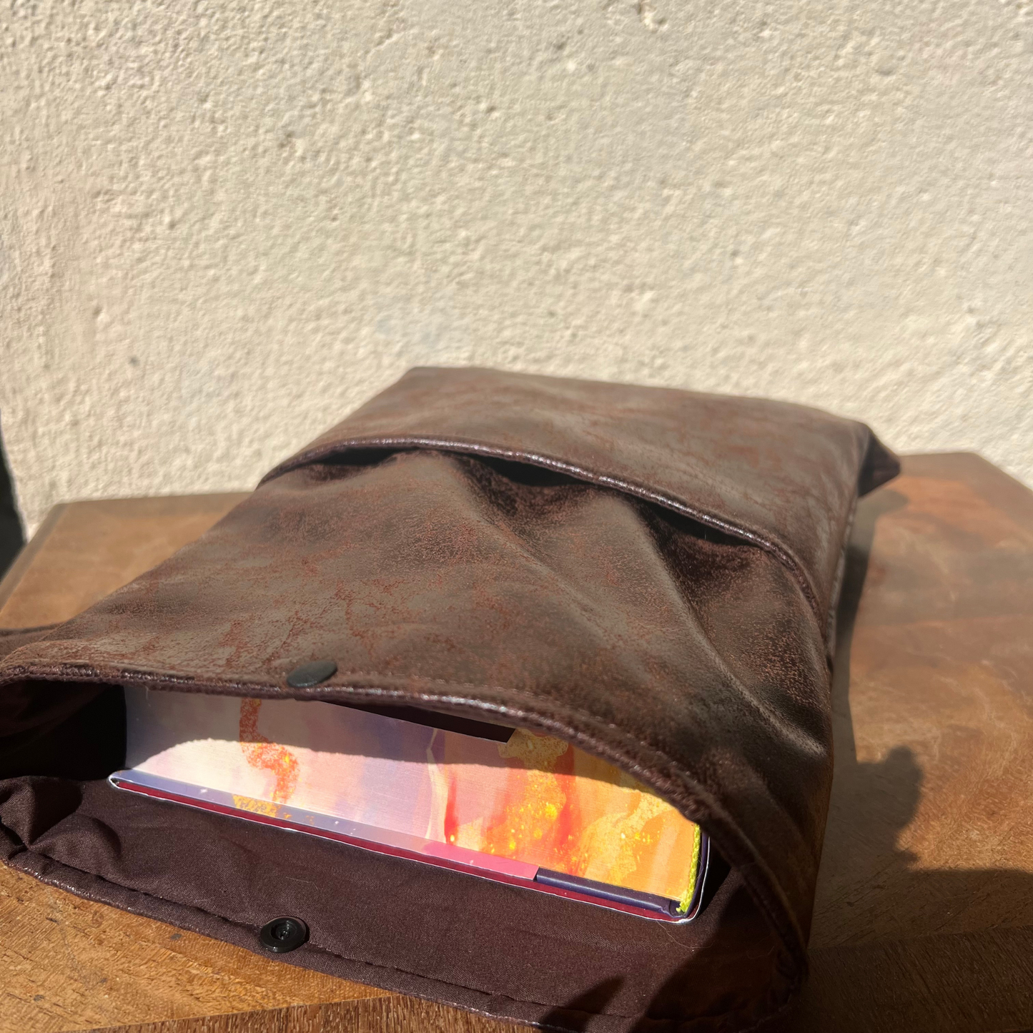 Pochette livre POCHE personnalisée - simili cuir vieux marron