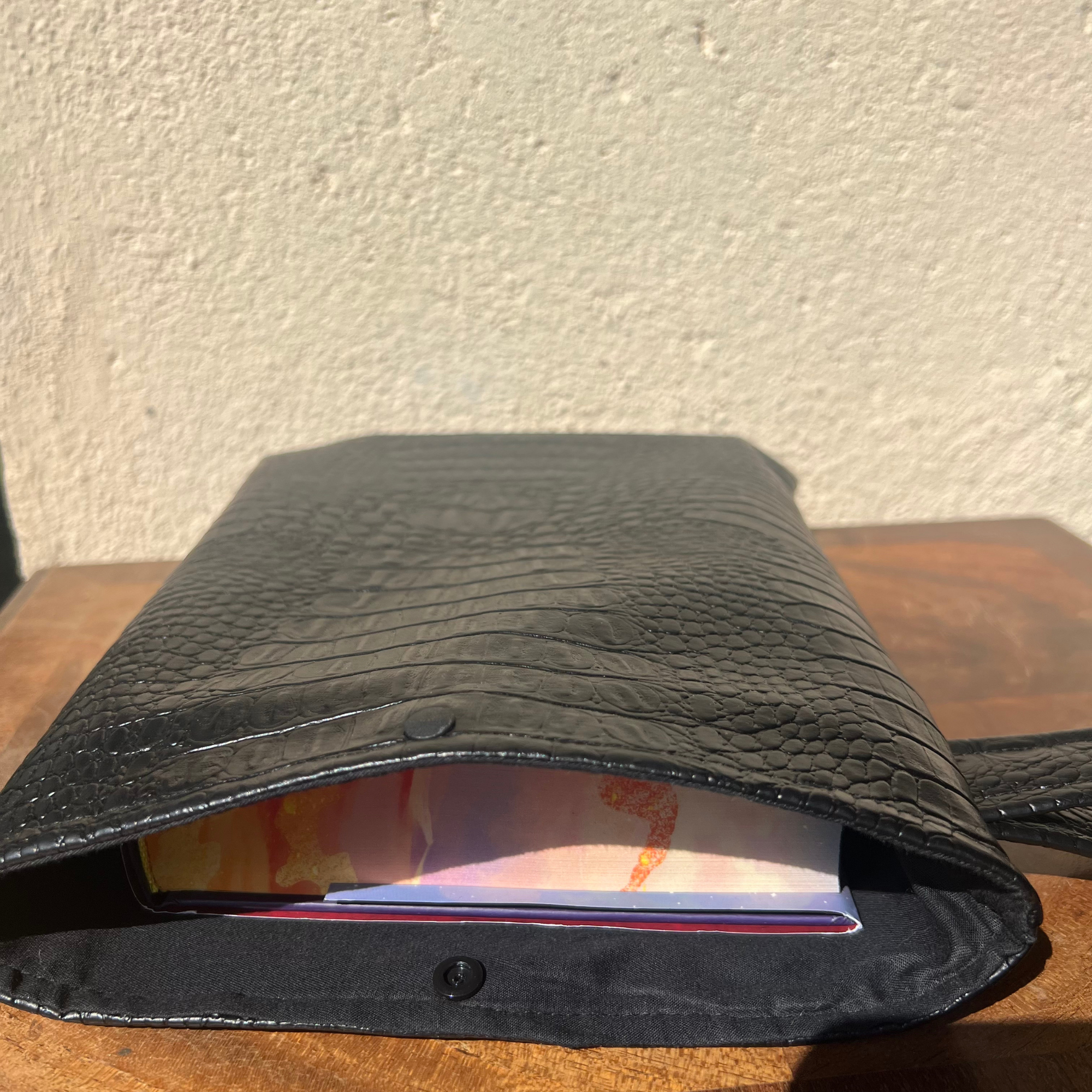 Pochette livre personnalisée - Simili Cuir Noir Serpent